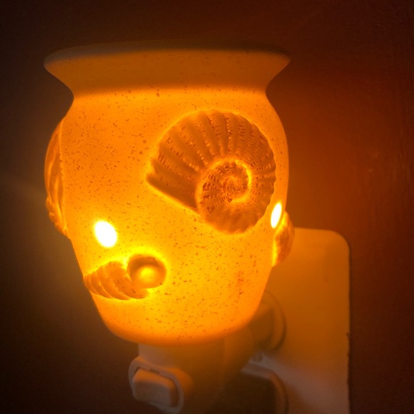 Scentsy Sea Shell Plug In Light - Picture 4 of 6